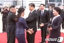 김정은 위원장, 시진핑 주석 영접