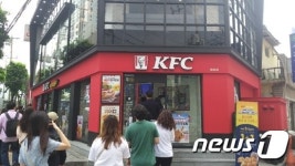 1시간 기다려 KFC 닭껍질튀김 먹어보니…맥주 생각 간절해지네