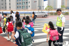 고남석 연수구청장, 미송초 등굣길 교통지도 실시