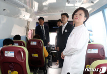 검진차량 살펴보는 진선미 장관