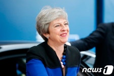 EU 정상회의 도착하며 애써 웃는 메이 총리