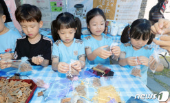 공정무역으로 수입한 계피로 방향제 만들어요