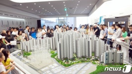 부산 래미안 어반파크 견본주택 찾은 시민들