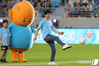 '금의환향 정정용 감독' 대구FC 승리 기원 시축