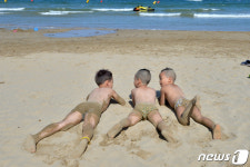 백사장 뒹구는 개구쟁이들