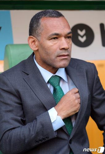 경기 시작 기다리는 모라이스 전북 감독