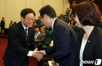 김한정 의원과 인사하는 이재명 지시