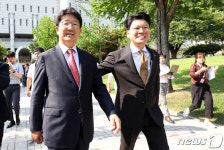 미소 짓는 권성동