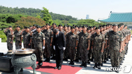 6.25전쟁 69주년, 현충탑 찾아 참배하는 장병들