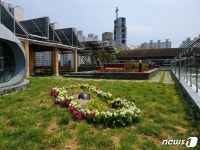 화명도서관 옥상정원 문열어…도심 속 휴식·문화공간 