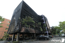 불에 그을린 학교