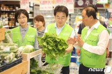 우리 농산물 살펴보는 정동영 대표