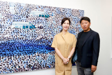 세계적인 아티스트 진 마이어슨, 갤러리B.의 오픈을 축하합니다