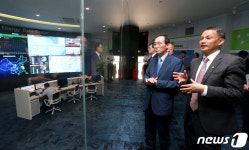 中태양광에너지 그룹 시찰하는 송하진 전북도지사