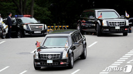 청와대로 향하는 도널드 트럼프 대통령