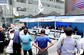 취재진에 입장 밝히는 우리공화당