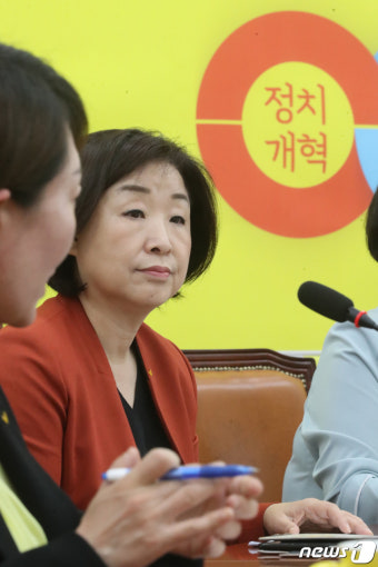 의원총회 참석한 심상정 의원