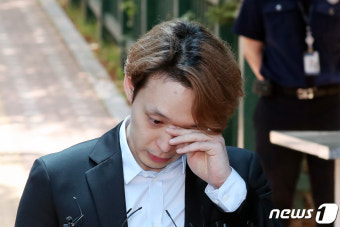 눈물 닦는 박유천