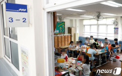 도시락 먹는 초등학생들