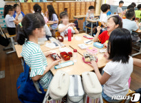 도시락 먹는 초등학생들