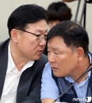 귀엣말 나누는 사용자위원과 근로자위원