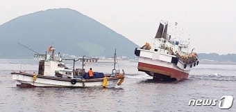제주 성산 앞바다 좌초 어선 12시간만에 구조