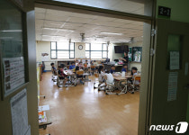 급식실 대신 교실에서 도시락 먹어요