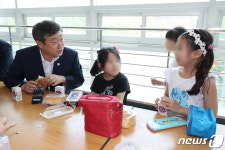 대체급식먹는 아이들과 대화하는 교육부 차관
