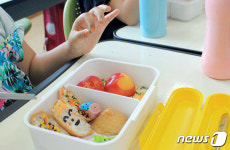 도시락에 하트·이름 …급식 중단되자 어머니표 사랑 도시락 눈길