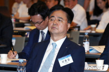 기조연설 듣는 신용길 생명보험협회장