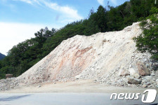 환경오염 유발한 영월 상동읍 한 광산업체 폐석 더미