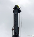 속초서 건설업체 간부 45m 고공농성…25시간 만에 끝내