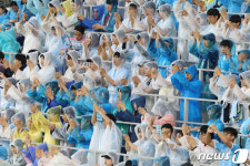 장맛비도 막지 못하는 축구관람