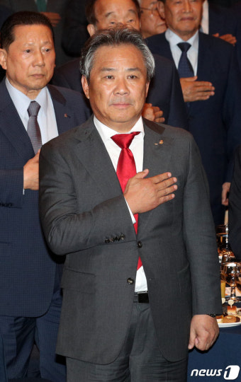 국기에 대한 경례하는 이기흥 회장
