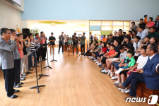 노천초등학교 개교 축하하는 홍천 노천리 주민들