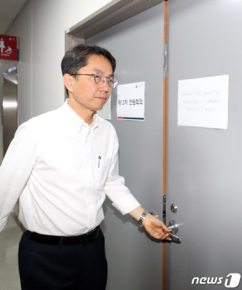 회의 속개 위해 회의장 들어가는 박준식 최저임금위 위원장