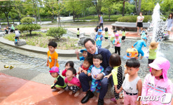 조선아이에스전북지사 | 아이들과 함께 동심으로 돌아간 송하진 전북지사