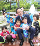 아이들과 환한 미소 짓는 송하진 전북지사