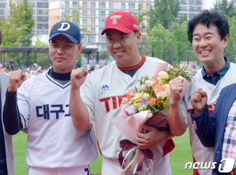 이범호 '고교 은사 박태호 감독님과'
