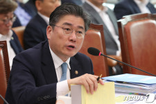 의원들 질의에 답하는 정승일 차관
