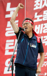 투쟁 구호 외치는 김명환 위원장