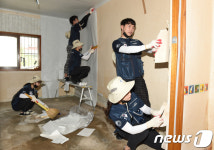 부경대 사회공헌봉사단, 무더위 앞두고 이웃 집수리 나서 