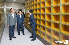 봉안시설 둘러보는 장세용 구미시장