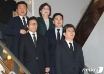 굳은 표정으로 빈소 찾는 바른미래당 의원들