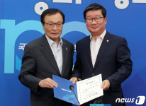 임명장 받는 전해철 더불어민주당 당대표  특보