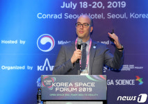 요나단 와인트라웁 민간기업이 여는 우주탐사 시대는