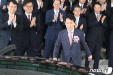 박수 받으며 검찰 나서는 박정식 서울고검장