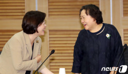 큰 웃음으로 인사하는 인재근·진선미