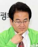 생각에 잠긴 정동영 대표