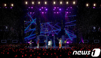 '월드투어' NCT 127, 싱가포르 첫 콘서트 '떼창+환호'